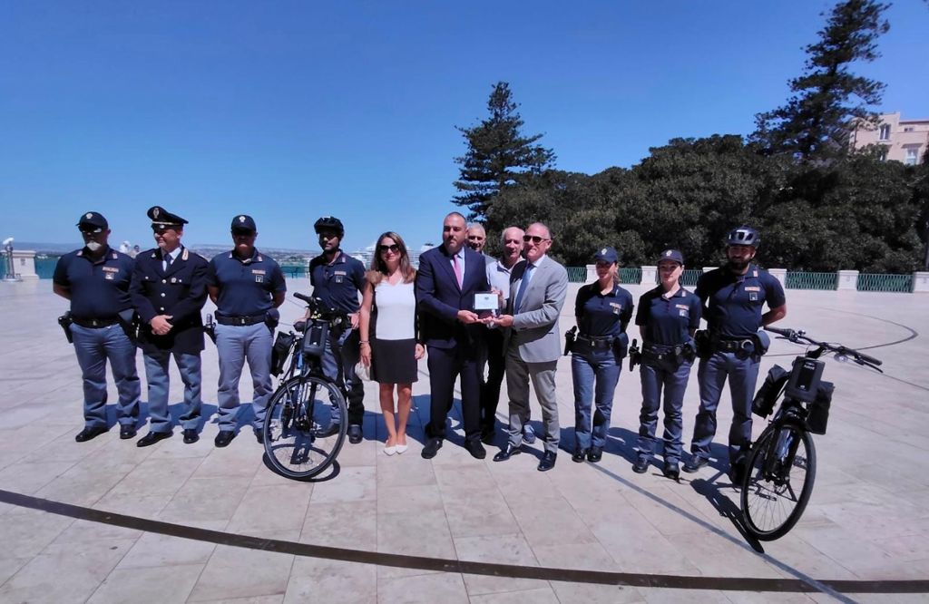 DUE BICICLETTE ELETTRICHE DONATE ALLA POLIZIA DI STATO DA CONFCOMMERCIO SIRACUSA E ROTARY CLUB ORTIGIA PER IL PRESIDIO DEI QUARTIERI CITTADINI