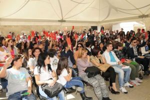 Un casco vale una vita: tanti giovani studenti in Piazza Minerva per la Giornata della Legalità