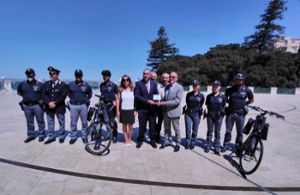 DUE BICICLETTE ELETTRICHE DONATE ALLA POLIZIA DI STATO DA CONFCOMMERCIO SIRACUSA E ROTARY CLUB ORTIGIA PER IL PRESIDIO DEI QUARTIERI CITTADINI